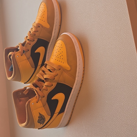 Nike Jordan Pollen High Tops - Picture 1 of 2